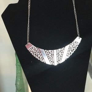 Costume jewelry necklace, never worn!